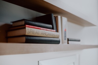 kaboompics_Architecture books on the shelf