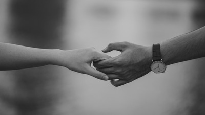 black-and-white-couple-hands-1004014