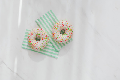 kaboompics_Donuts on paper napkins placed on white marble