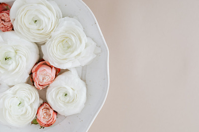 kaboompics_White buttercups and pink roses