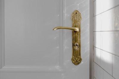 kaboompics_Antique gold plated door handle