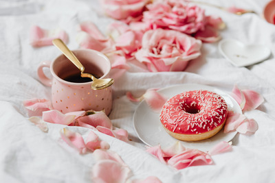 kaboompics_Pink rosses - Coffee - Donut