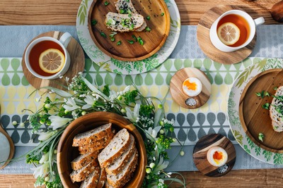 kaboompics_Breakfast served with tea, bread and eggs