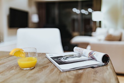 kaboompics_Magazine with a fresh juice on a table