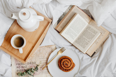 kaboompics_Books - Coffee - Cinnamon Roll