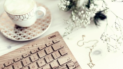 batch_kaboompics_Wooden keyboard, coffee and golden jewellery