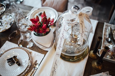 kaboompics_Table decorations with golden motifs and red flowers