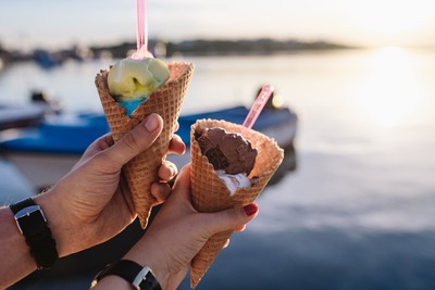 kaboompics_Man and Woman Holding Ice Creams