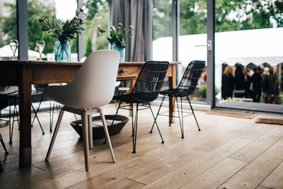 kaboompics_Modern interior with dining table and chairs