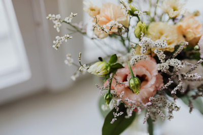 kaboompics_A small pastel bouquet in a glass vase