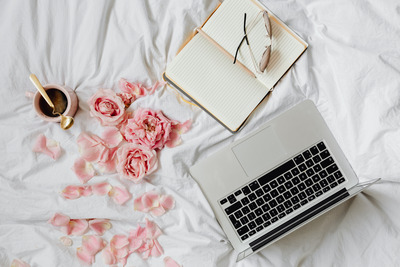 kaboompics_Pink rosses - coffee - laptop - book - glasses