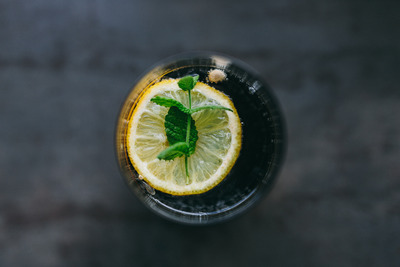 kaboompics_Closeup of lemon and mint with water