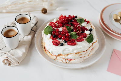 kaboompics_Meringue Cake & Coffee