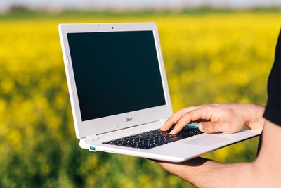 kaboompics_Man using laptop computer